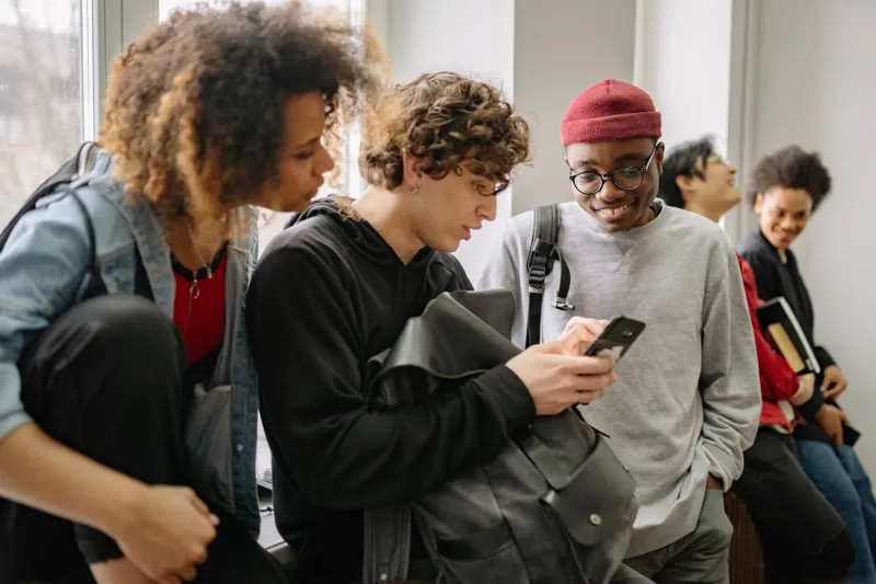 Ten People, Zero Algorithm: Why Gen Z Ditched the Feed and Moved the Party to the Group Chat